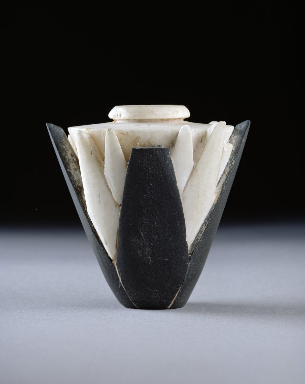 Jarra de Lótus, Período Dinástico Inicial (c.2950-c.2575) (travertino, argilita e gesso) de Egyptian