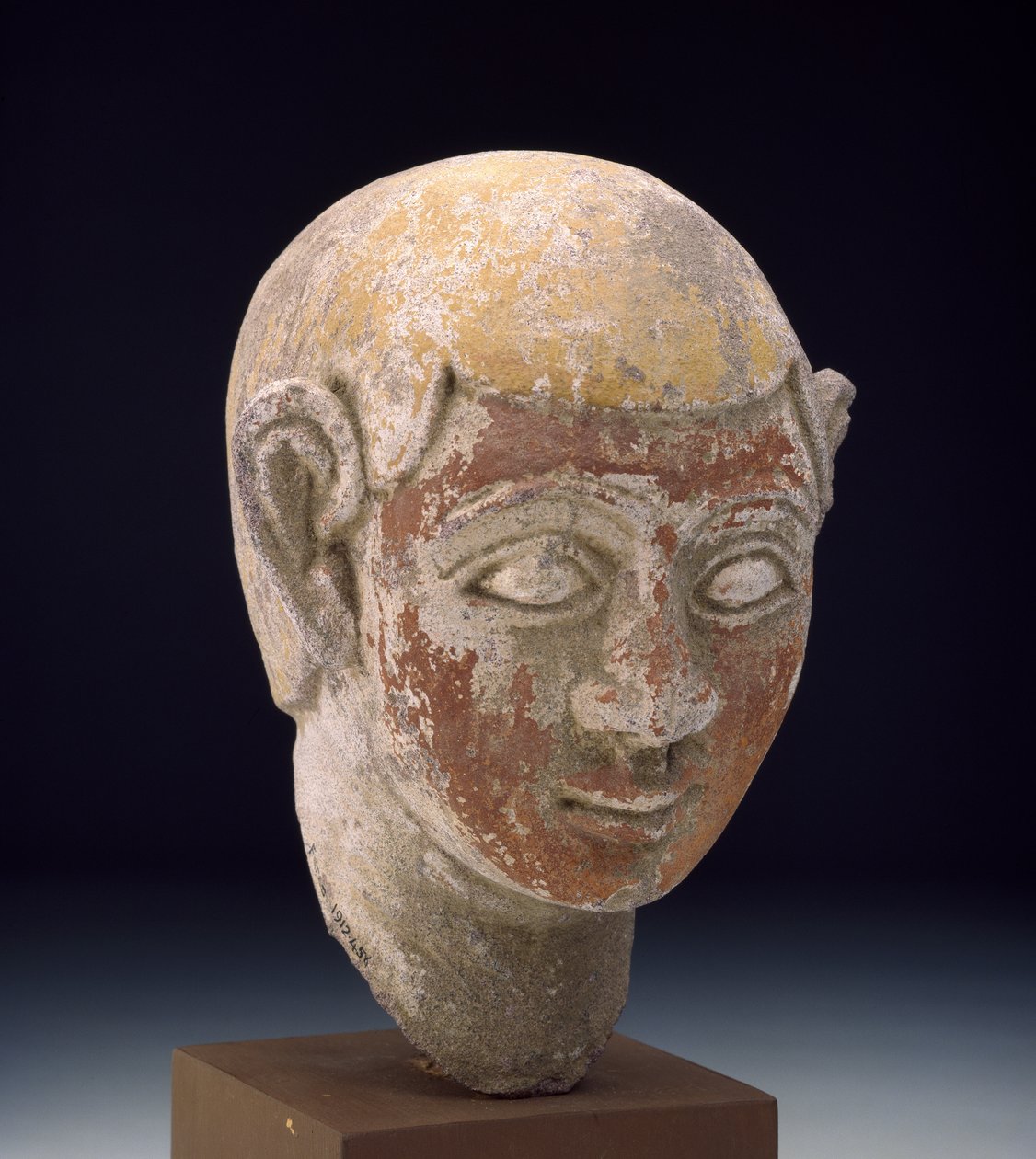 Cabeça de arenito pintada de uma estátua de ba, c.1-300 (pedra cinzenta cinzelada pintada em vermelho e amarelo) de Egyptian
