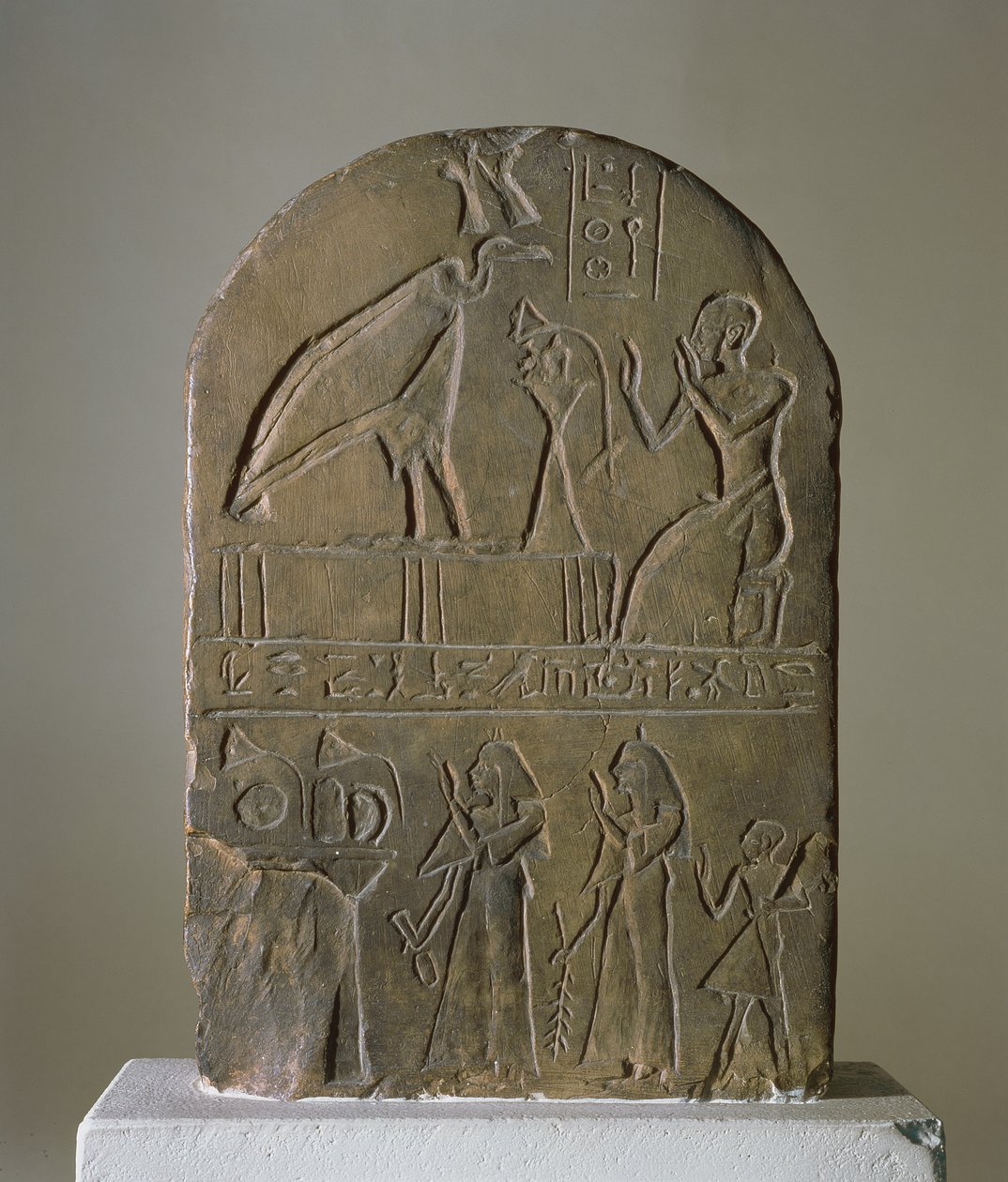 Estela da deusa abutre Nekhbet de Nekheb (moderna El-Kab) dedicada por um sacerdote do Templo de Horus Behdety que é mostrado no registro superior, encontrado em Edfu (calcário) de Egyptian
