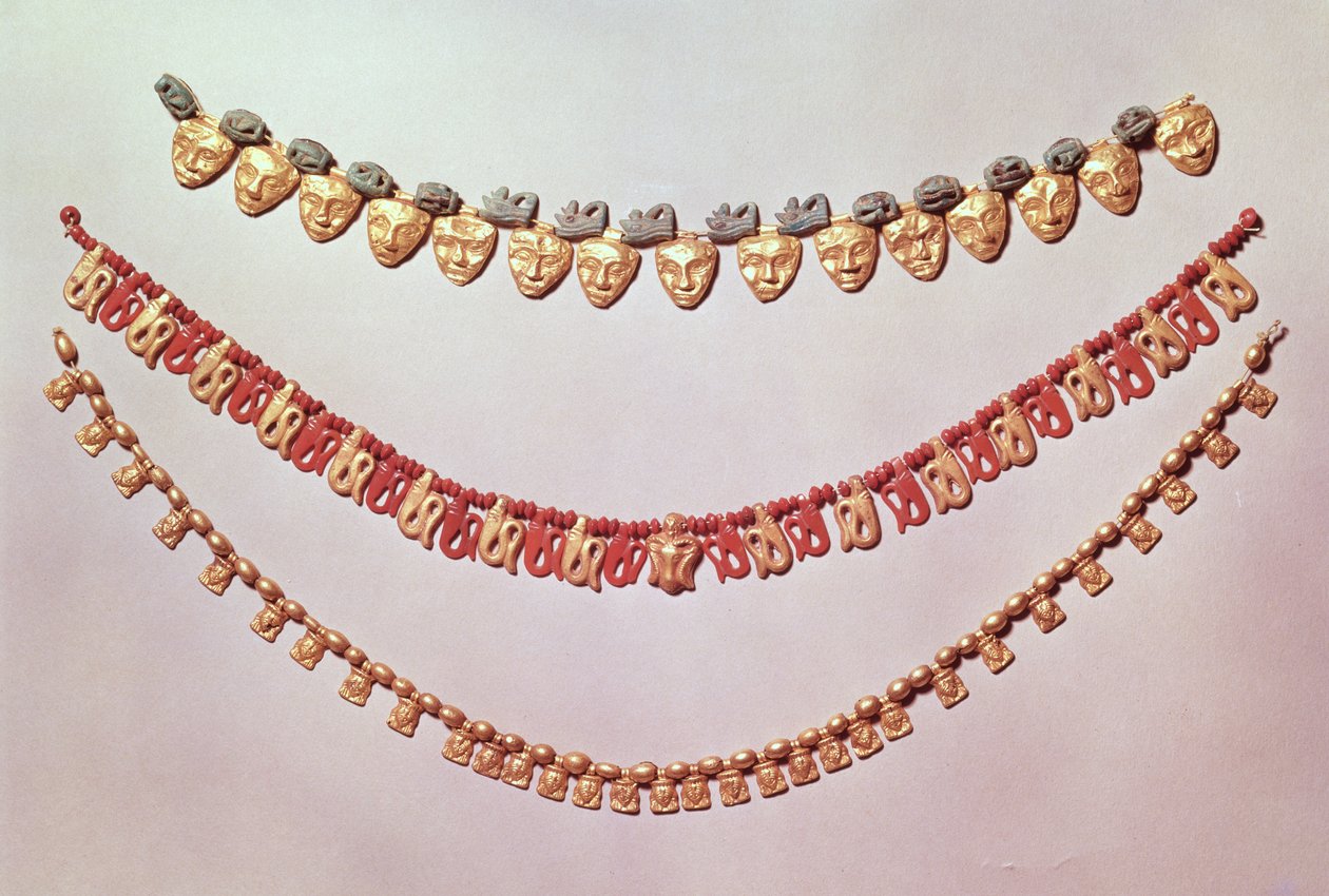 Três colares (ouro e pedras semipreciosas) de Egyptian