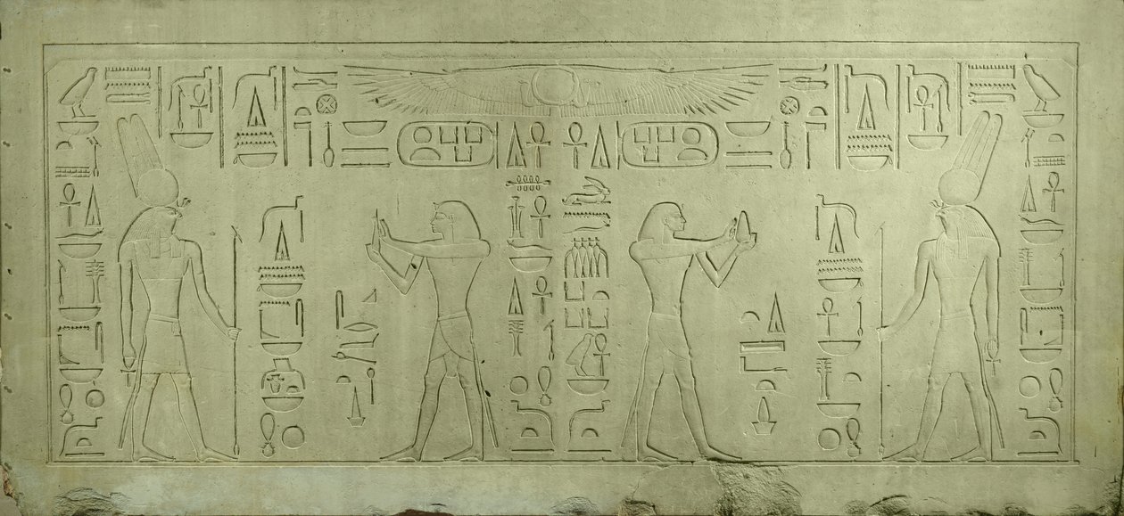 Lintel de Sesostris III representando o faraó fazendo oferendas ao Deus Montu, Middle Kingdom (calcário) de Egyptian 12th Dynasty