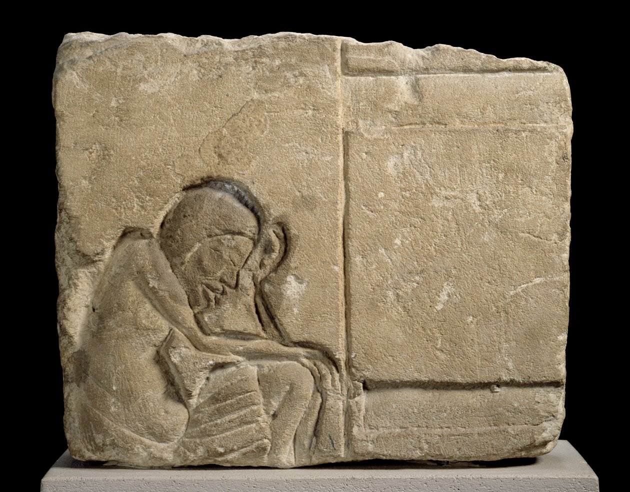 Fragmento de pedra calcária esculpido em relevo afundado representando um servo com sono no calcário do palácio de Egyptian 18th Dynasty