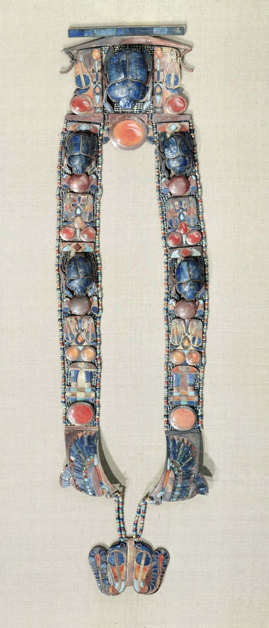 Os reis pendentes na forma de um barco mostrando o símbolo da ressurreição dos deuses, do túmulo de Tutancâmon c.1370-52 aC Novo Reino ouro e pedras semipreciosas de Egyptian 18th Dynasty