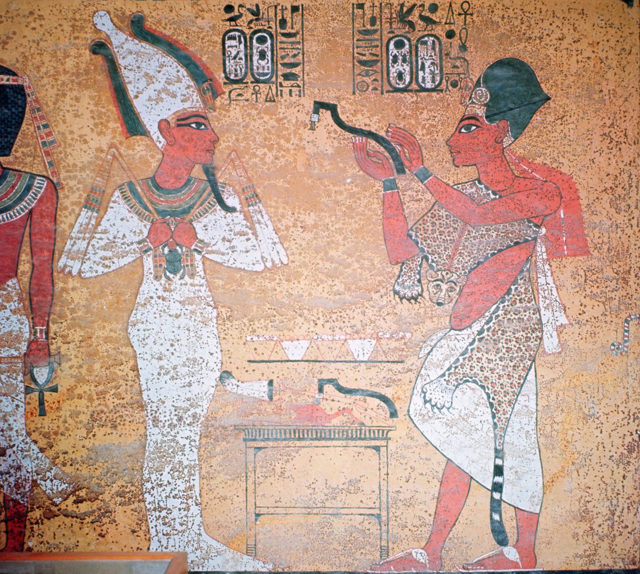 Ay realizando a abertura da cerimônia de boca na múmia de Tutankhamon (c.1370-1352 aC) a partir do túmulo de Tutankhamon, New Kingdom (pintura de parede) de Egyptian 18th Dynasty
