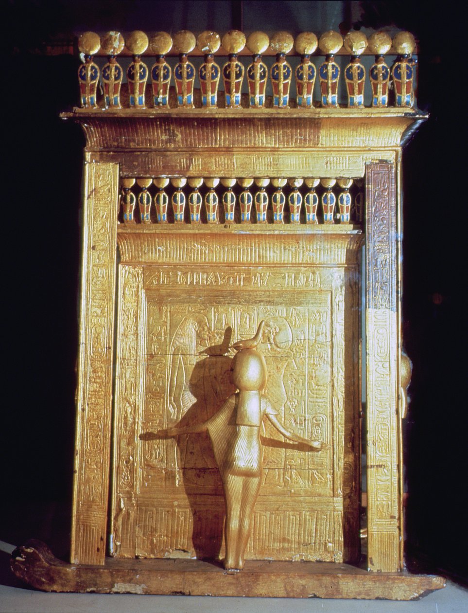 Baú canopo em forma de um santuário colocado em um trenó cercado pelas deusas guardiãs, do túmulo de Tutancâmon, Novo Reino (madeira dourada) (ver também 59235) de Egyptian 18th Dynasty