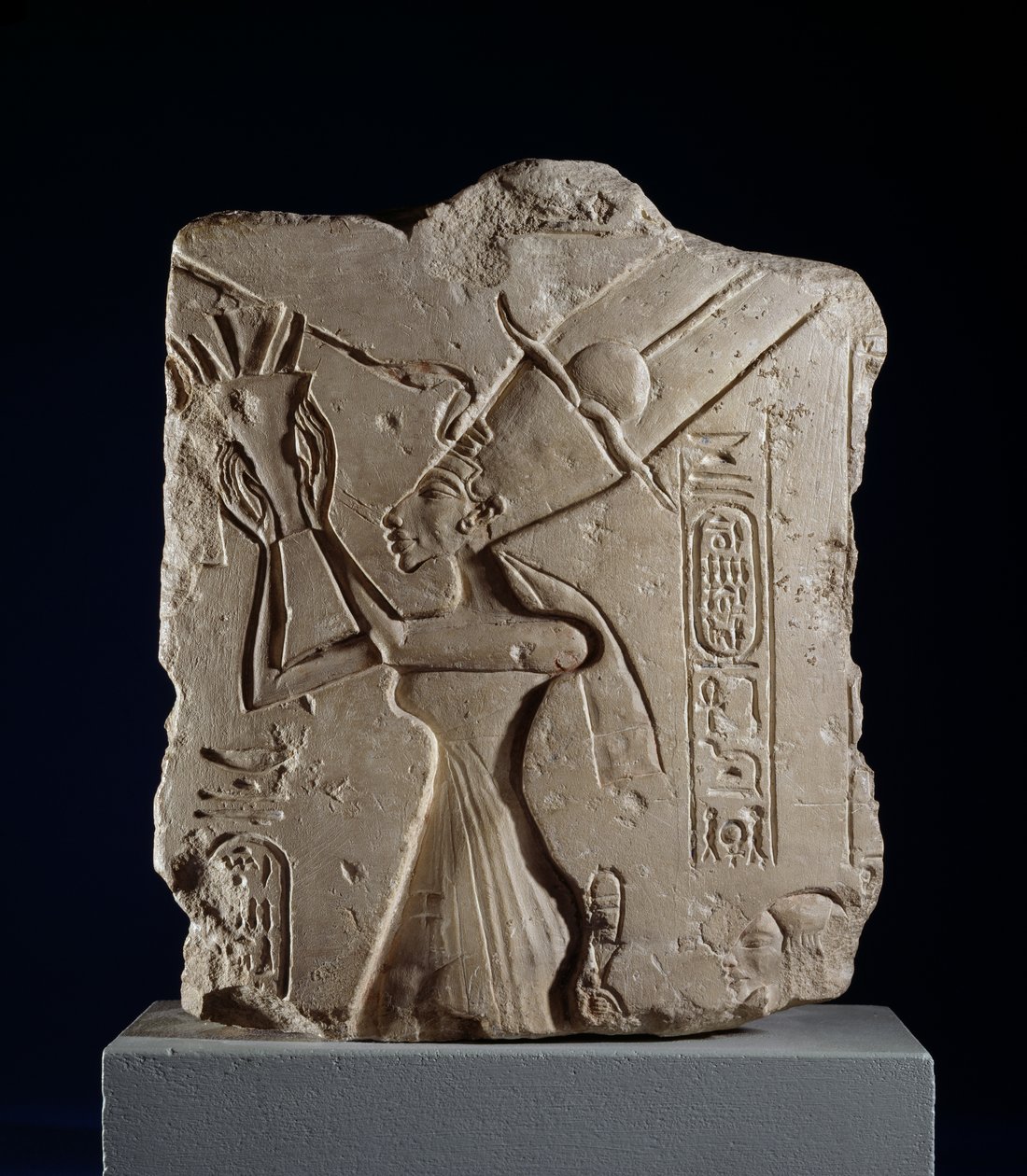 Fragmento de relevo da coluna representando a rainha Nefertiti, novo reino (calcário) de Egyptian 18th Dynasty