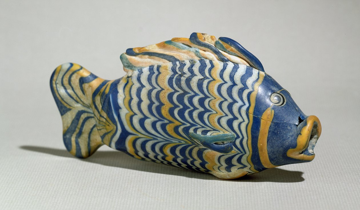 Embarcação cosmética em forma de peixe, de Tell el-Amarna, Novo Reino, c.1390-1336 aC (vidro policromado) (ver também 348552) de Egyptian 18th Dynasty