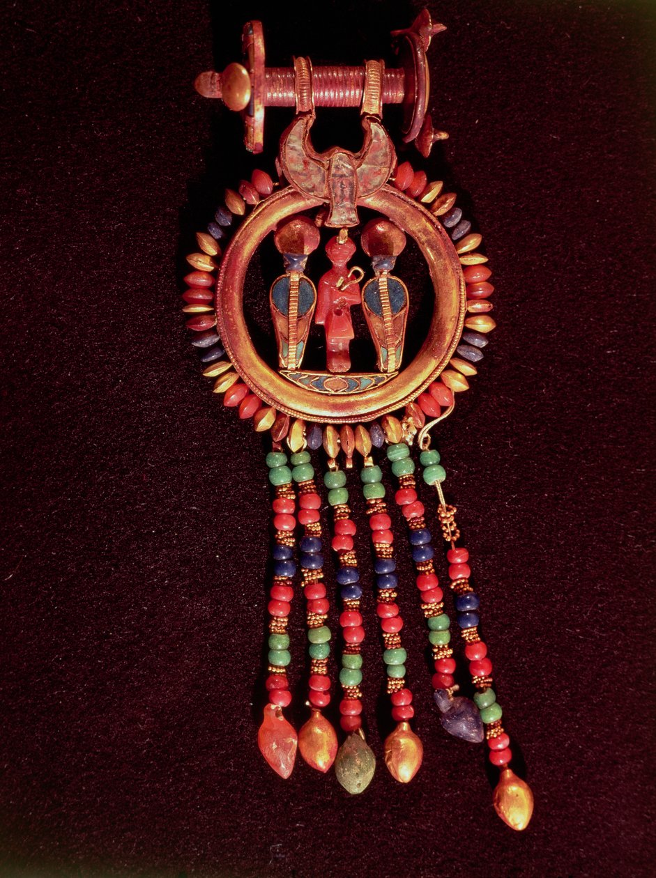 Brinco da Tumba de Tutancâmon (c.1370-1352 aC) Vale dos Reis, Tebas, c.1336-1327 aC, Novo Reino (ouro, lápis-lazúli e outros) de Egyptian 18th Dynasty