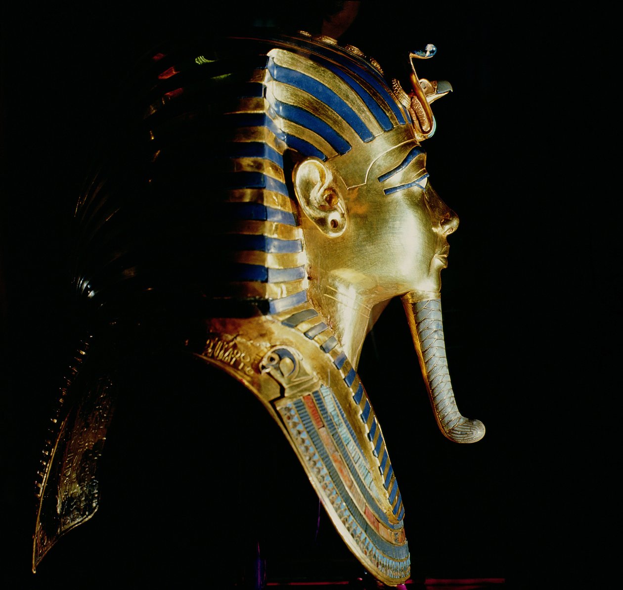 Máscara de ouro de Tutancâmon, do túmulo de Tutancâmon, (c.1370-1352 aC) Novo Reino (ouro incrustado com lapis lazuli) de Egyptian 18th Dynasty
