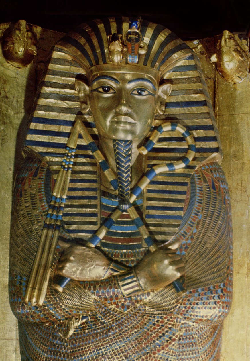 Caixão íntimo de Tutancâmon, do túmulo de Tutankhamon (c.1370-1352 aC) Lâmina de ouro do Novo Reino, lápis-lazúli e outras pedras semipreciosas) (detalhe) de Egyptian 18th Dynasty