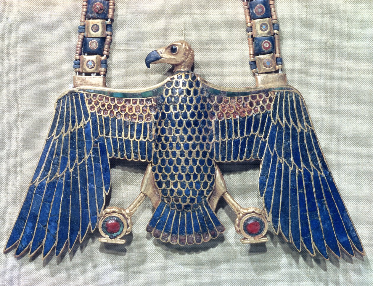 Colar com pingente de abutre, do túmulo de Tutancâmon (c.1370-52 aC) Novo Reino (ouro incrustado com lápis-lazúli e cornalina) de Egyptian 18th Dynasty
