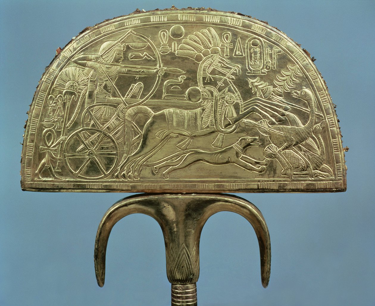 Ventilador de penas de avestruz do túmulo de Tutancâmon (c.1370-1352 aC) Novo reino (madeira coberta com ouro) (ver também 227989) de Egyptian 18th Dynasty