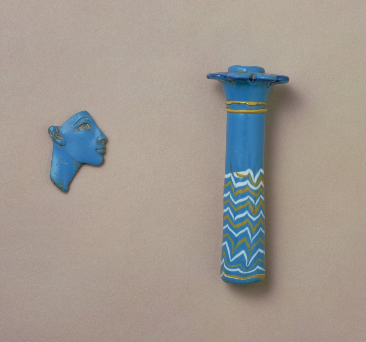 Frasco de kohl de coluna de palma e fragmento de embutimento de uma cabeça real, de Amarna, novo reino (turquesa opaca) (para detalhes ver 94394-95) de Egyptian 18th Dynasty