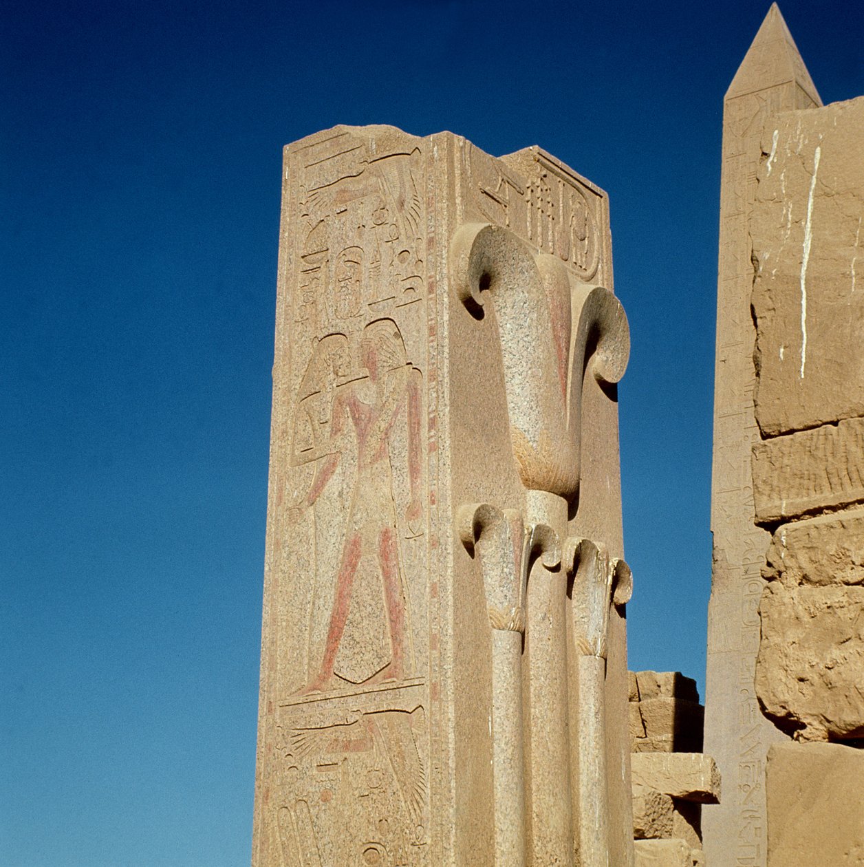 Pilar decorado com plantas estilizadas de papiro, do complexo do Grande Templo de Amon, Novo Reino (ver também 59219) de Egyptian 18th Dynasty