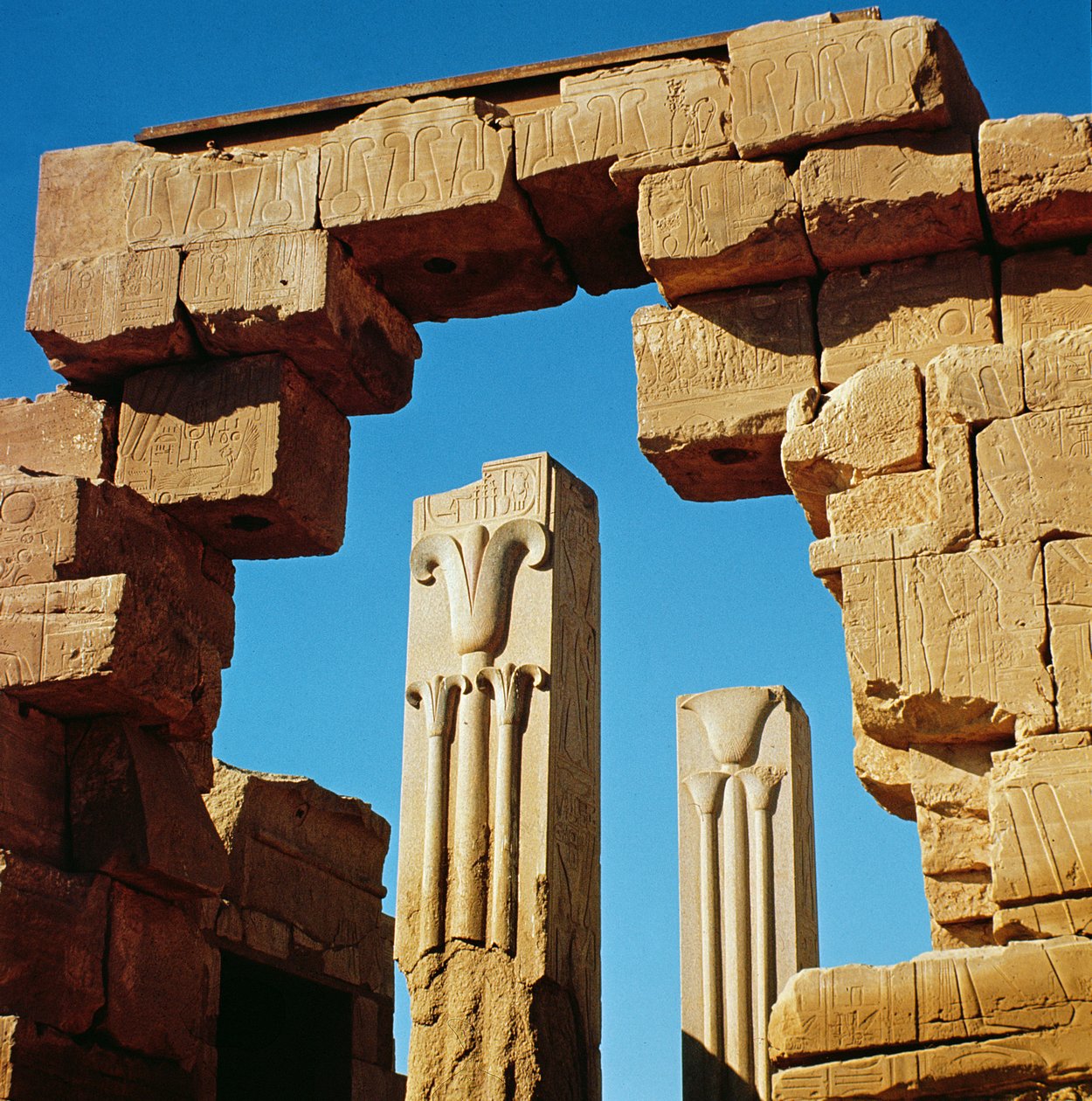 Pilares decorados com plantas estilizadas de lótus e papiro do complexo do Grande Templo de Amon, Novo Reino de Egyptian 18th Dynasty