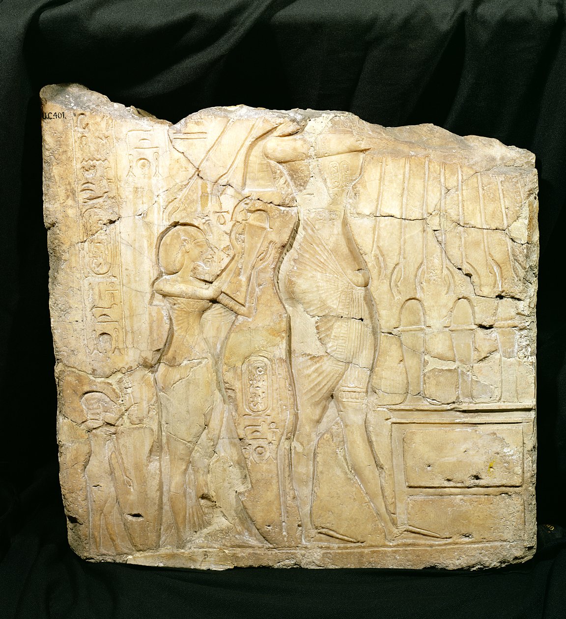 Fragmento de relevo representando Akhenaton seguido por Nefertiti e Meritaten diante de uma mesa de oferendas, New Kingdom (alabastro) de Egyptian 18th Dynasty