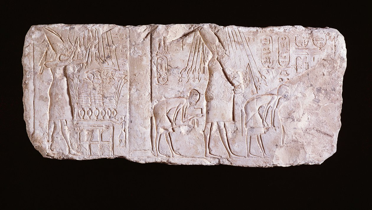 Alívio do herege Rei Akhenaton representando o rei em pé, braços erguidos, diante de uma mesa de oferendas e caminhando em procissão celebrando a festividade real do heb-sed, Novo Império, 1353-37 aC de Egyptian 18th Dynasty