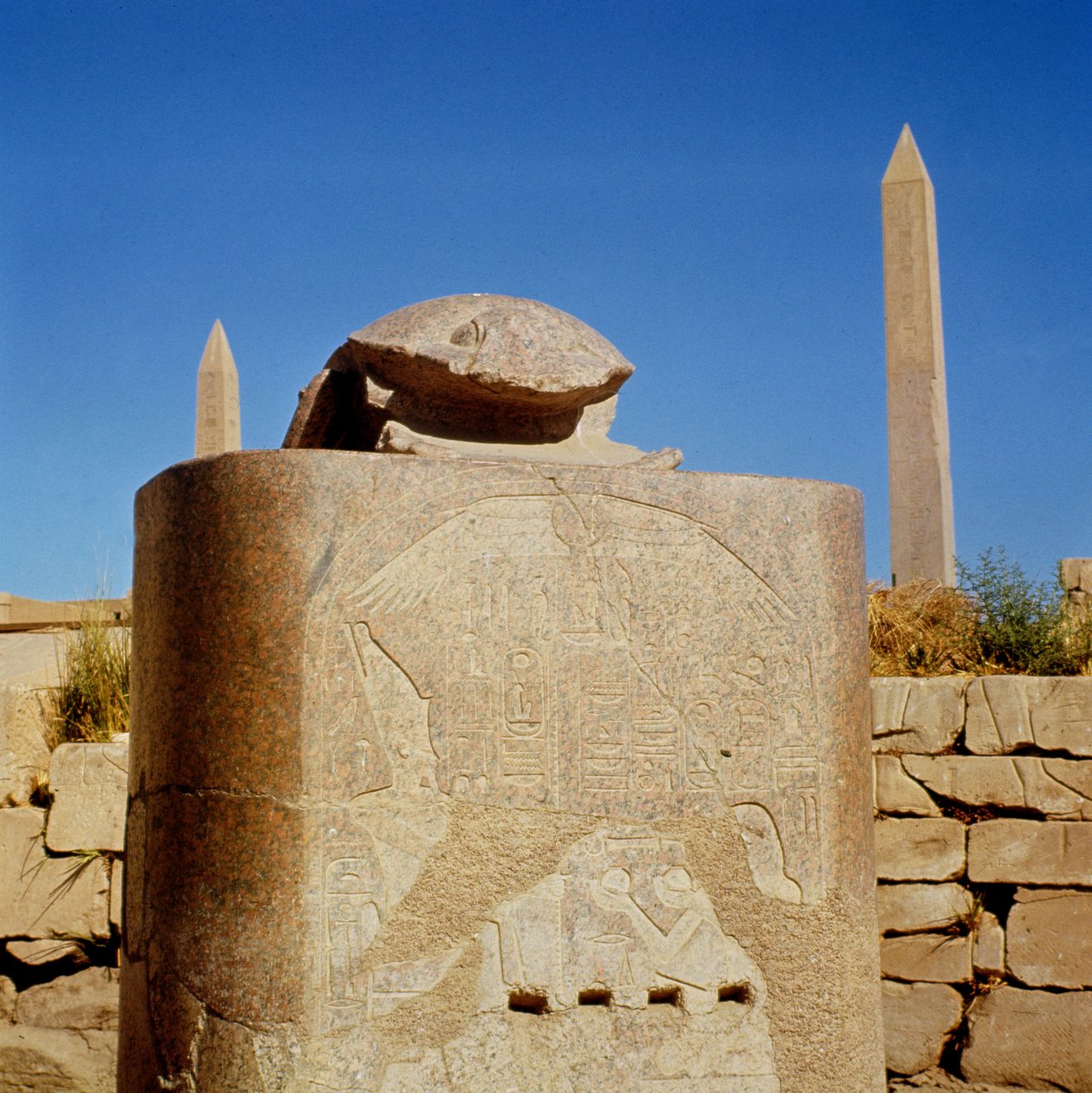 Estátua sagrada escaravelho no templo de Amon, erguido por Amenhotep III e dedicado ao deus do sol Atum-Kheperre, novo reino de Egyptian 18th Dynasty