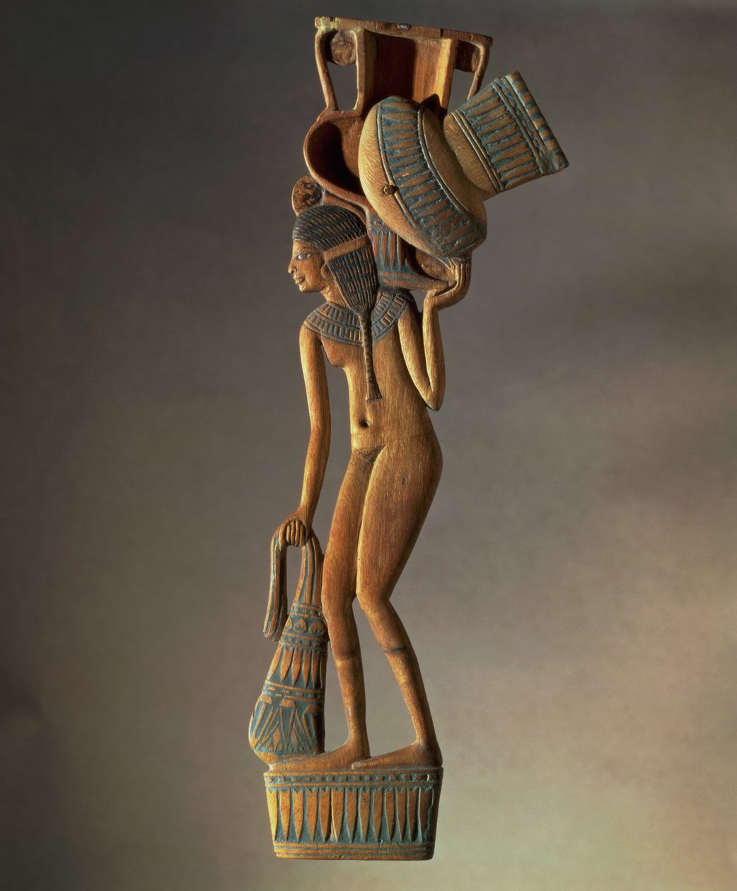 Colher com uma alça achatada em forma de uma jovem carregando um recipiente que forma a tigela com tampa, New Kingdom (madeira) de Egyptian 18th Dynasty