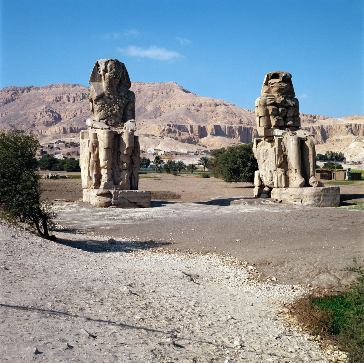 Os Colossos de Memnon, estátuas de Amenhotep III, c.1375-1358 aC de Egyptian 18th Dynasty
