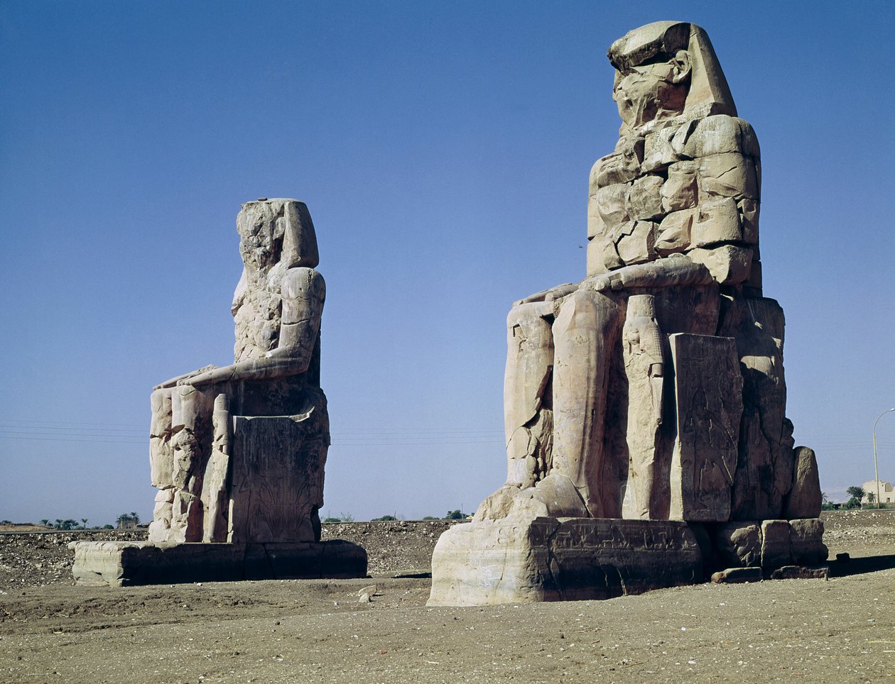 Os Colossos de Memnon, estátuas de Amenhotep III, c.1375-1358 aC de Egyptian 18th Dynasty