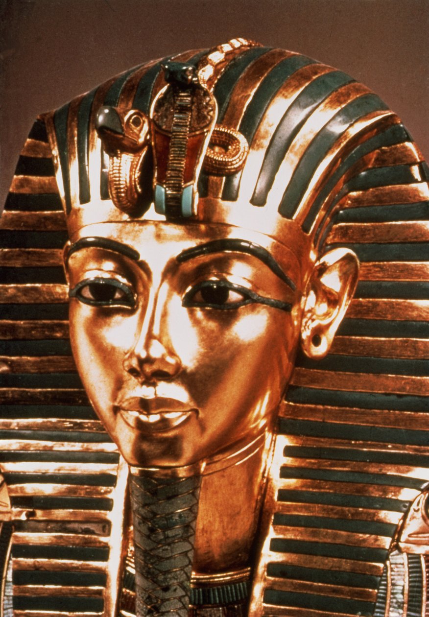 A máscara de ouro, do Tesouro de Tutancâmon (c.1370-52 aC) c.1340 aC (ouro) (ver também 149421 e 162303) de Egyptian 18th Dynasty