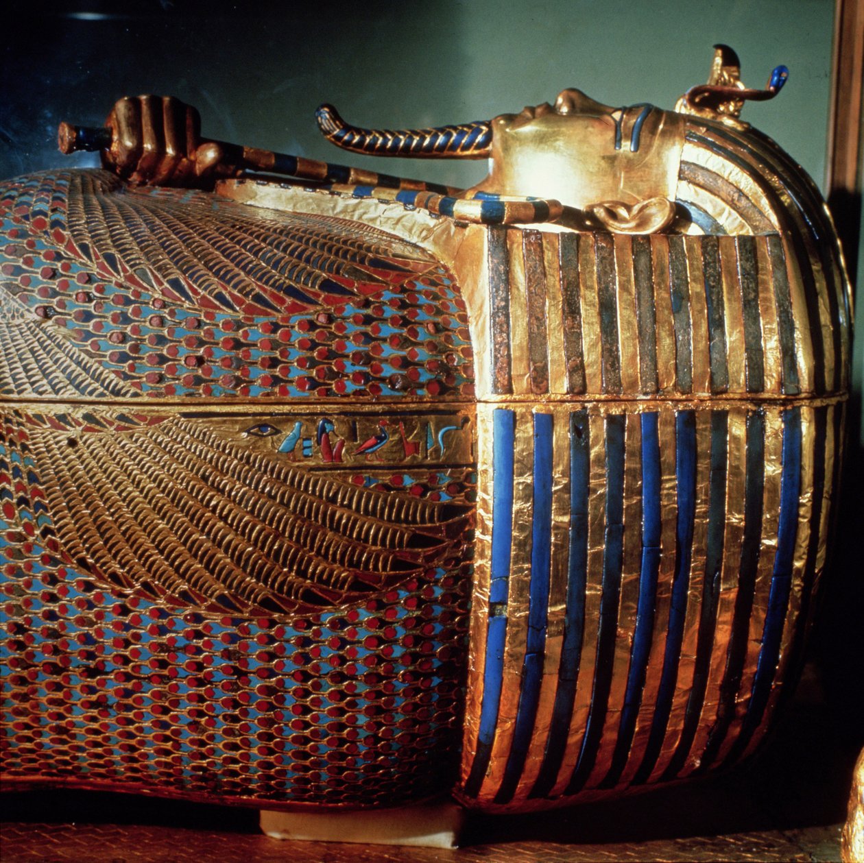 O caixão mais recôndito de Tutancâmon, mostrando o rei em forma de Osiride segurando o cajado e o mangual, do túmulo de Tutancâmon (c.1370-1352 aC) Novo reino (ouro lapis lazuli et al) (deta de Egyptian 18th Dynasty