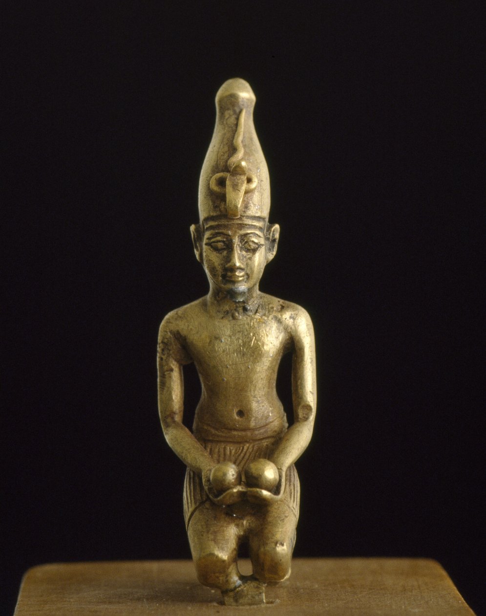 Estatueta do rei na coroa branca oferecendo duas taças de vinho sólido fundido electrum de Egyptian 19th Dynasty