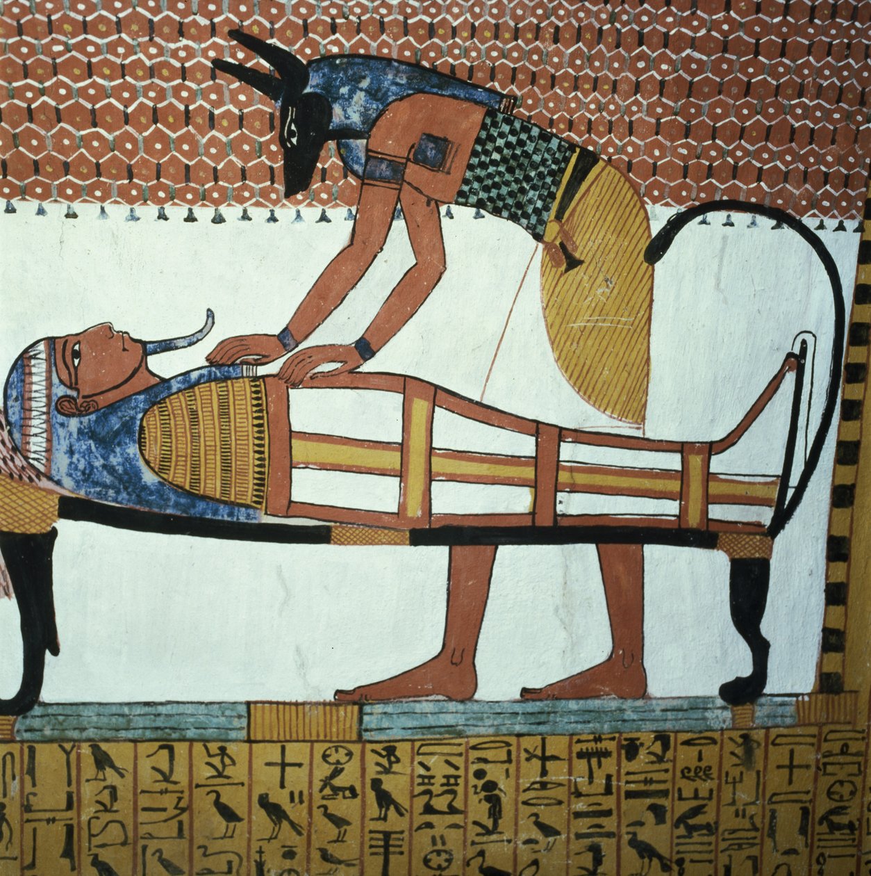Anubis e uma múmia, do túmulo de Sennedjem, a vila dos trabalhadores, o novo reino (mural) (ver também 141757) de Egyptian 19th Dynasty