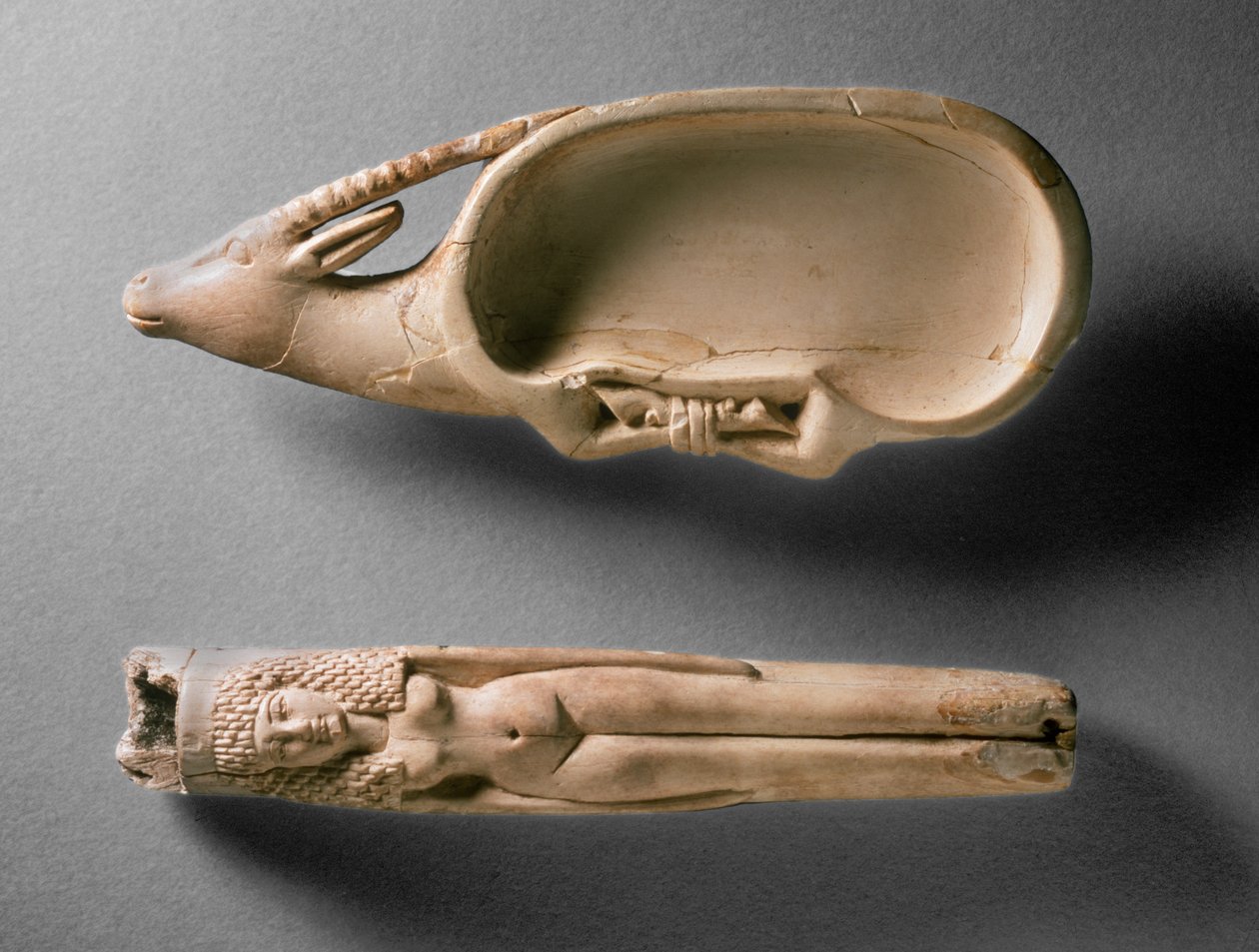 Tubo de Kohl em forma de um prato feminino e cosmético nu na forma de um íbex com pernas atadas, de Tomb 562, Qau de Egyptian 19th Dynasty