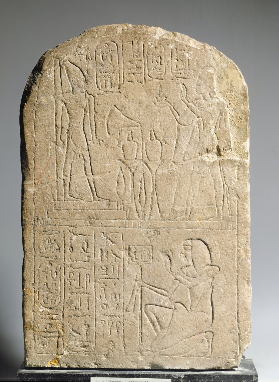 Estela representando Ramsés II oferecendo incenso à sua própria efígie, o Novo Reino (calcário) de Egyptian 19th Dynasty
