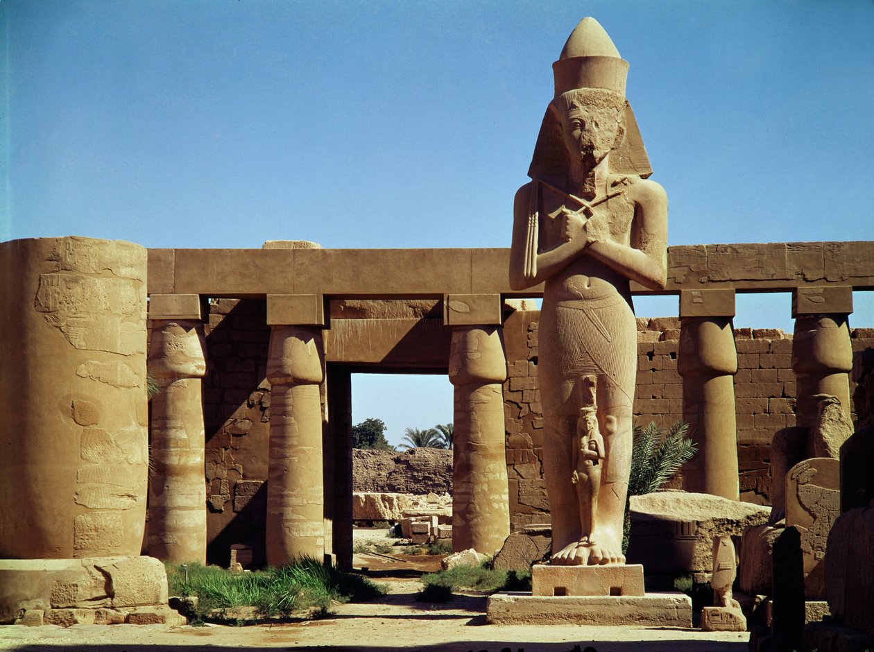 O Colosso de Ramesses II: estátua em pé do rei com sua filha Benta anta na frente de suas pernas, do Grande Templo de Amon, New Kingdom, c.1320-1200 aC de Egyptian 19th Dynasty