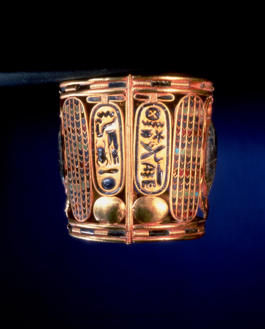 Pulseira com a cartela de Psusennes I (c.1039-991 aC) encontrada nos braços do Rei Amenemope em Tanis, Terceiro Período Intermediário (incrustado de ouro com pedras semipreciosas) de Egyptian 21st Dynasty