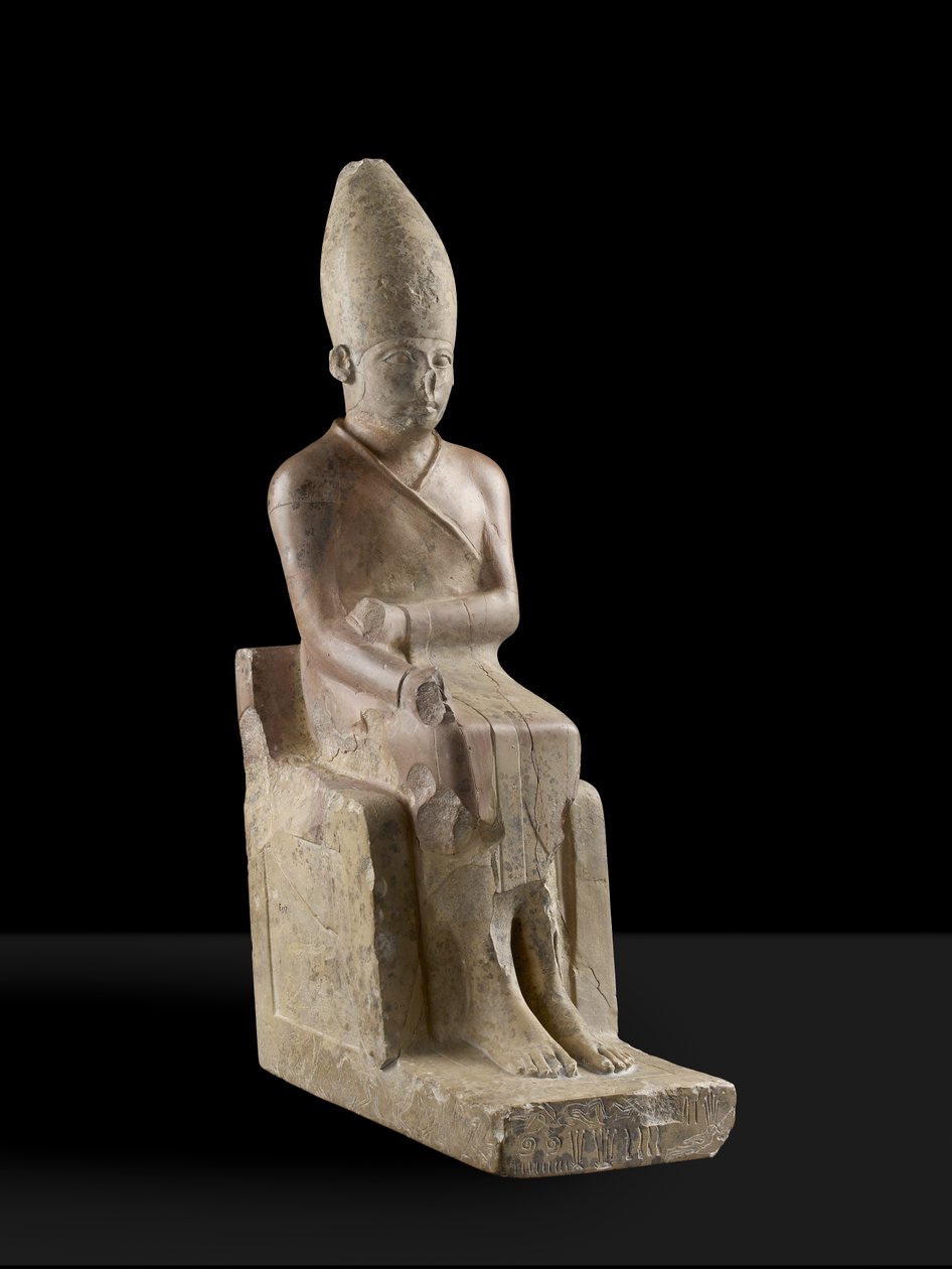 Estátua assentada do faraó Khasekhem com inimigos conquistados incised em torno da base, Hierakonpolis, c.2700 BC (pedra calcária) de Egyptian 2nd Dynasty