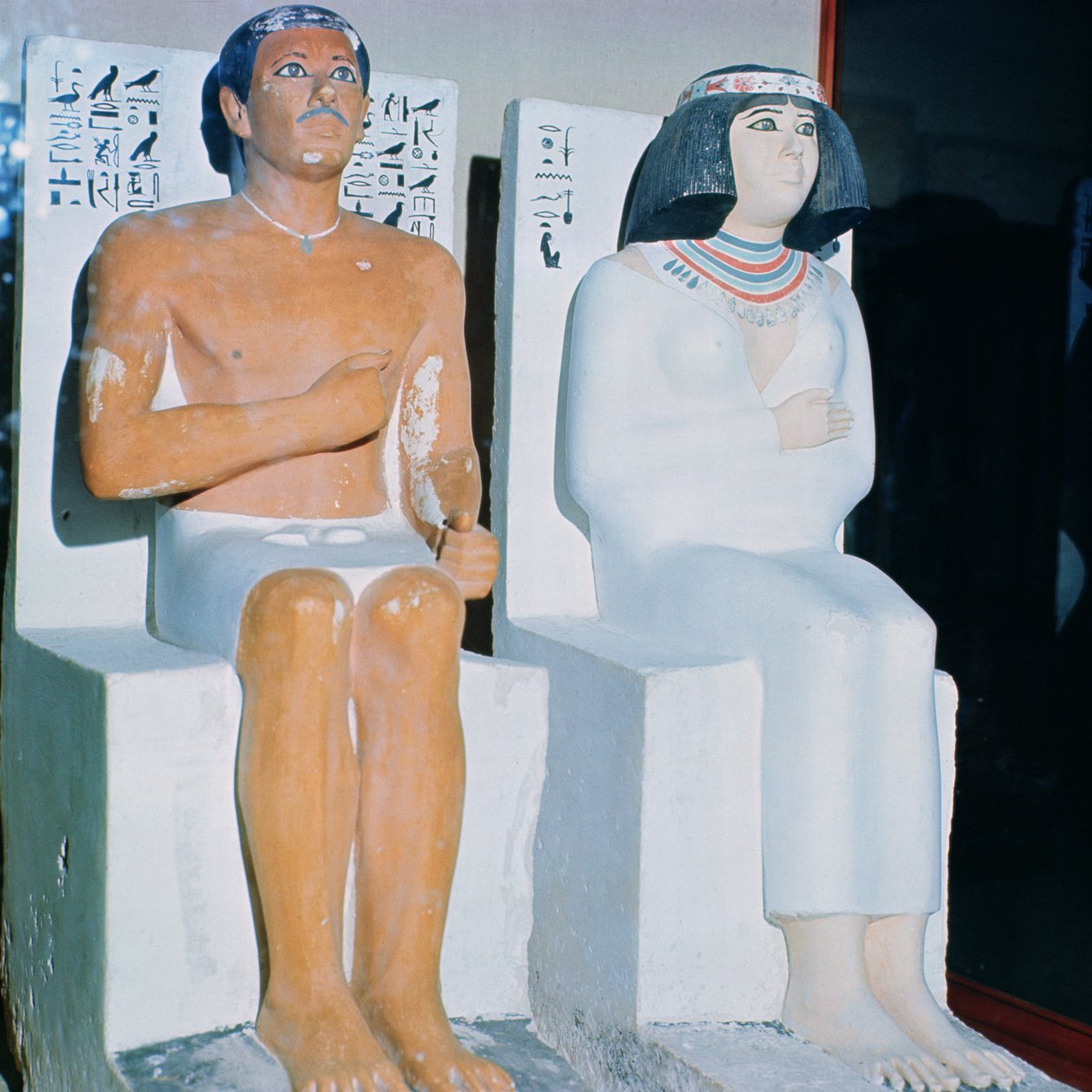 Rahotep e sua esposa, Nofret, de Meydum, c.2620 aC (calcário pintado) de Egyptian 4th Dynasty