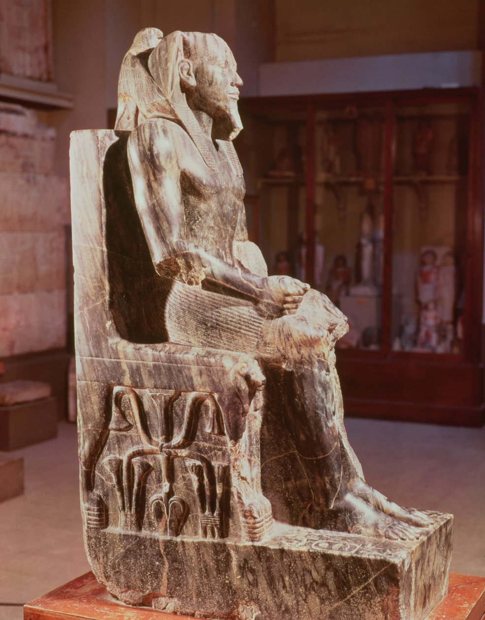 Estátua de Khafre (2520-2494 aC) entronizada, do Templo do Vale da Pirâmide de Khafre em Giza, Reino Antigo, c.2540-2505 aC (diorito) (ver também 68328) de Egyptian 4th Dynasty