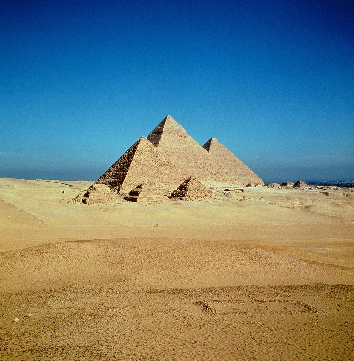 Vista, de, a, pirâmides khufu, khafre, e, menkaure, reino velho de Egyptian 4th Dynasty