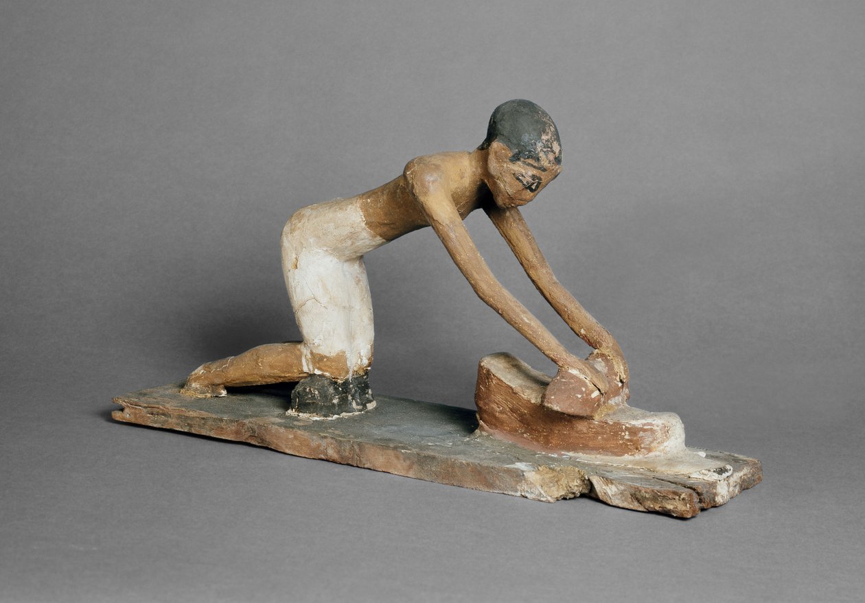 Modelo de uma mulher moendo milho, egípcio, encontrado em Sidmant (madeira policromada) de Egyptian 6th Dynasty