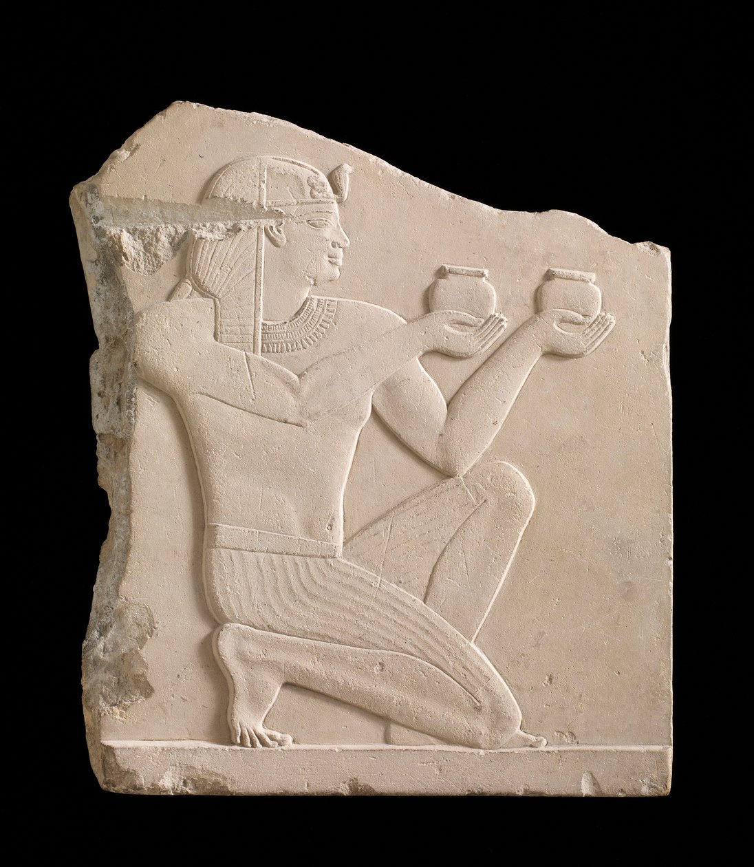 Placa representando um rei oferecendo vinho, período ptolomaico, 305-30 aC calcário macio de Egyptian Ptolemaic Period