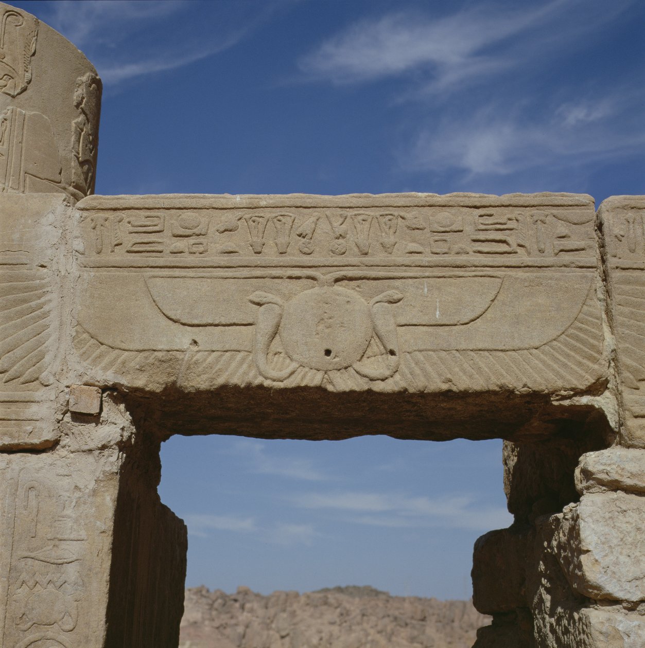 Arquitrave com escultura, do Templo de Isis de Egyptian Ptolemaic Period