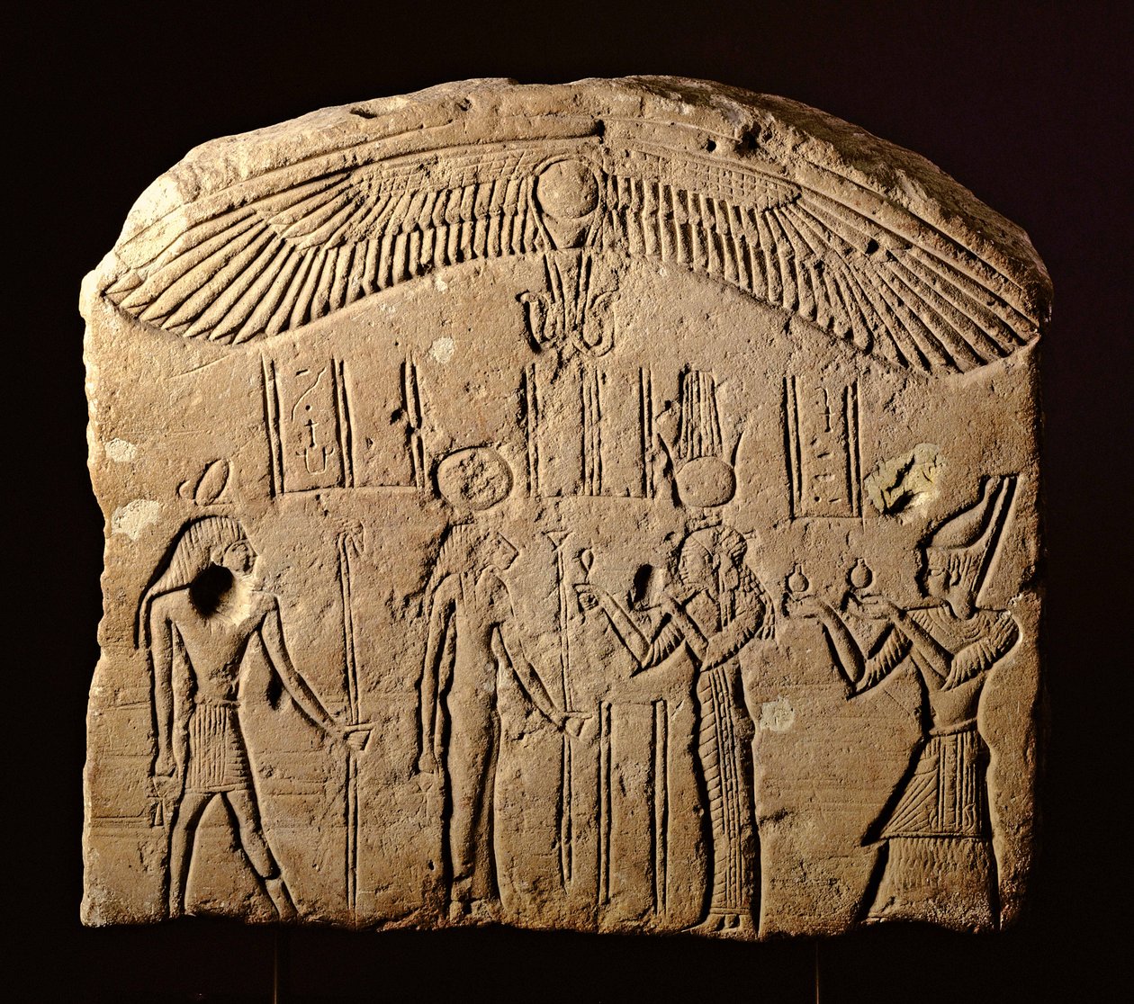 Estela de baixo-relevo com uma cena de oferenda, um faraó com a deusa Sekhmet e o deus Heka, c.200-100 aC (calcário) de Egyptian Ptolemaic Period