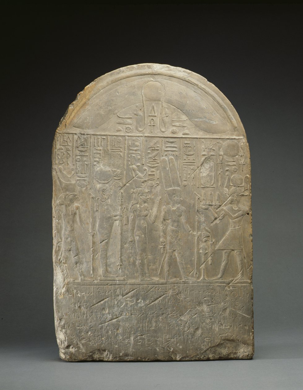 Estela de doação, com textos em hieróglifos e demótico, provavelmente de Semabehdet (Tel Balamun) datada de 301 aC (calcário) de Egyptian Ptolemaic Period
