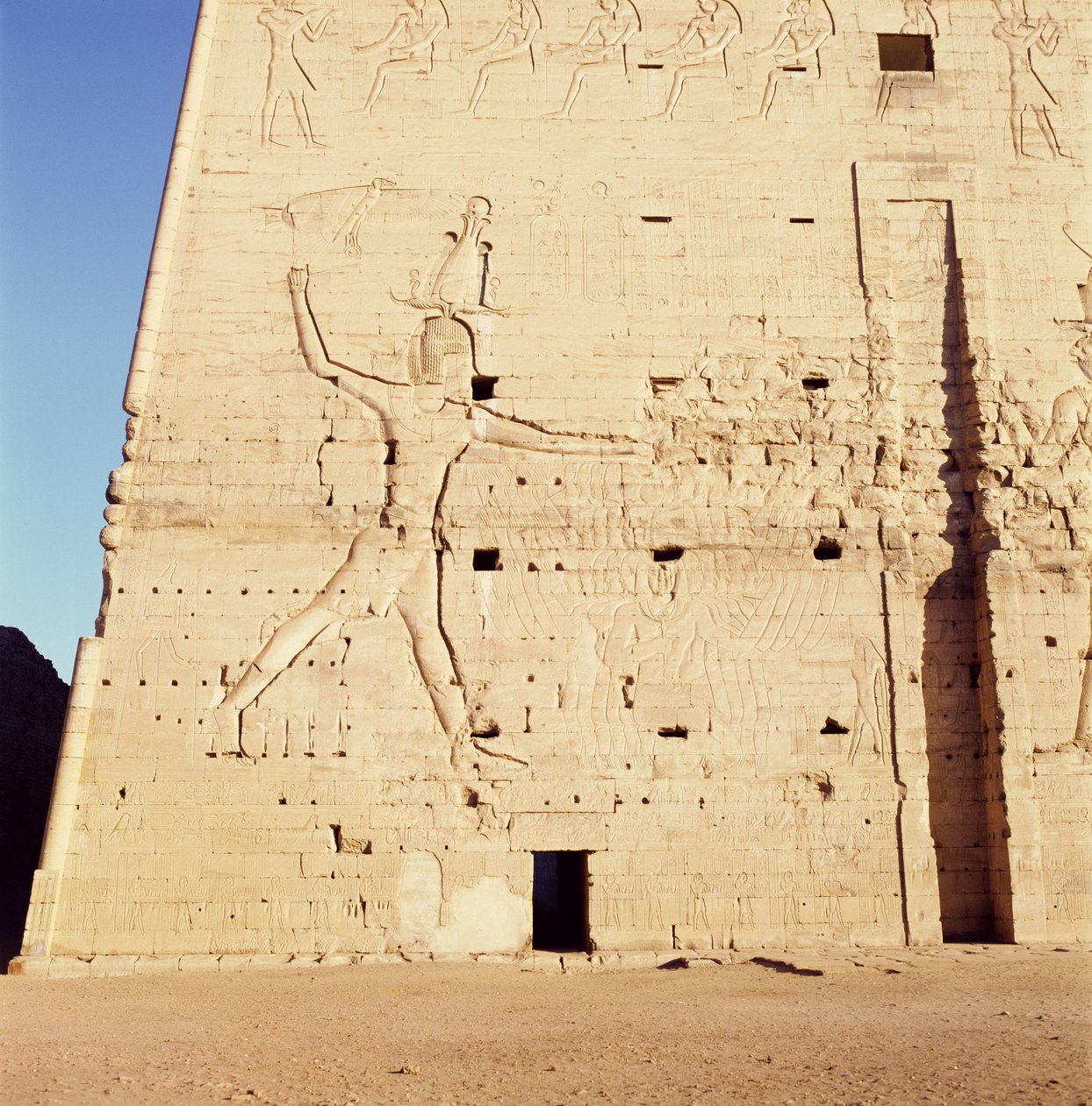 Ptolomeu XII (c.112-51 aC) ferindo seus inimigos, do pilão de entrada do Templo de Horus de Egyptian Ptolemaic Period