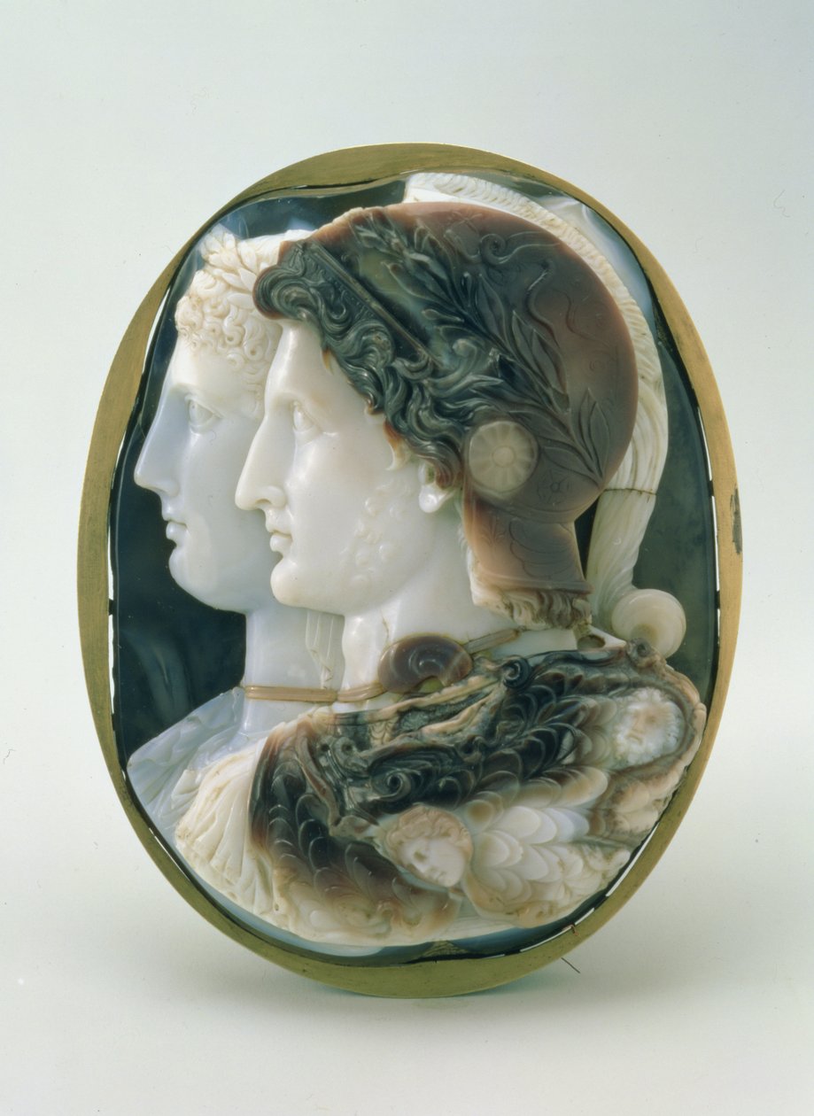 O Gonzaga Cameo, representando Ptolomeu II Filadelfo (285-246 aC) e sua esposa Arsinoe retratados como deuses do panteão grego, feitos em Alexandria, século III aC (sardônia) de Egyptian Ptolemaic Period