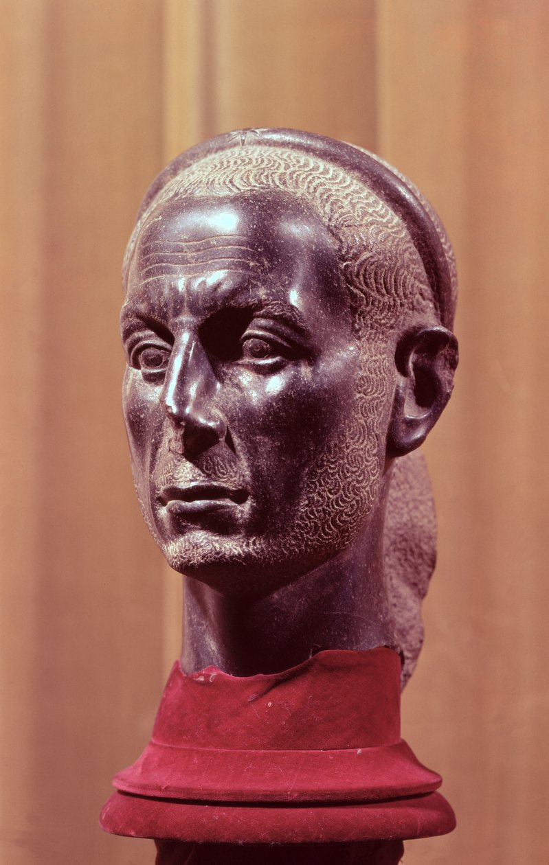 Cabeça de uma estátua de um padre barbudo com um diadema estrelado, pensado para ser um busto de retrato de Júlio César (c.100-44 aC), egípcio, do delta do Nilo (diorito) de Egyptian School