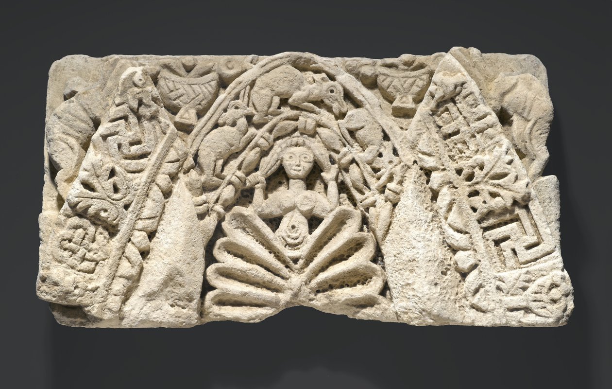 Arco com figura feminina (calcário) de Egyptian