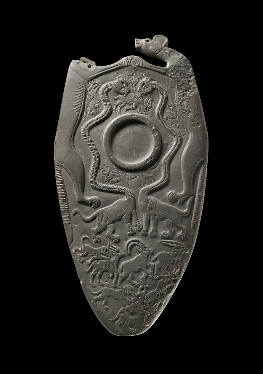 Paleta de Cerimonial com reservatório para moer tinta para os olhos, cercada por animais esculpidos, do Depósito Principal, Hierakonpolis, Egípcia, c.3000 aC (ardósia) de Egyptian