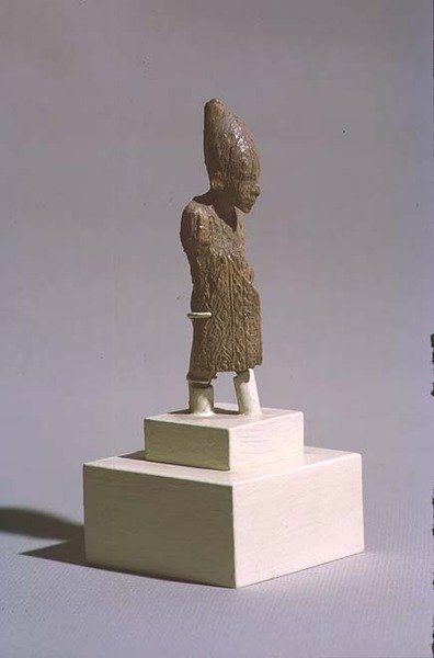 Figura de um rei usando a Coroa Branca do Alto Egito e o manto do festival de Sed, do Templo de Osíris, Abidos, período dinástico inicial, c.3000 aC (ver também 23814) de Egyptian