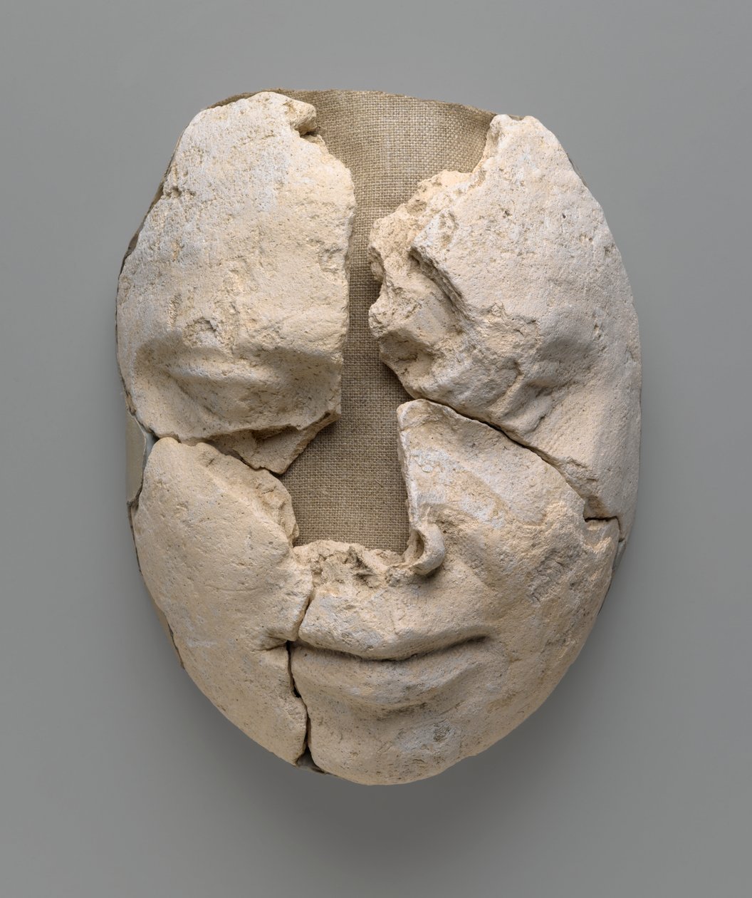 Máscara da múmia de um homem que consiste apenas no rosto (gesso) de Egyptian