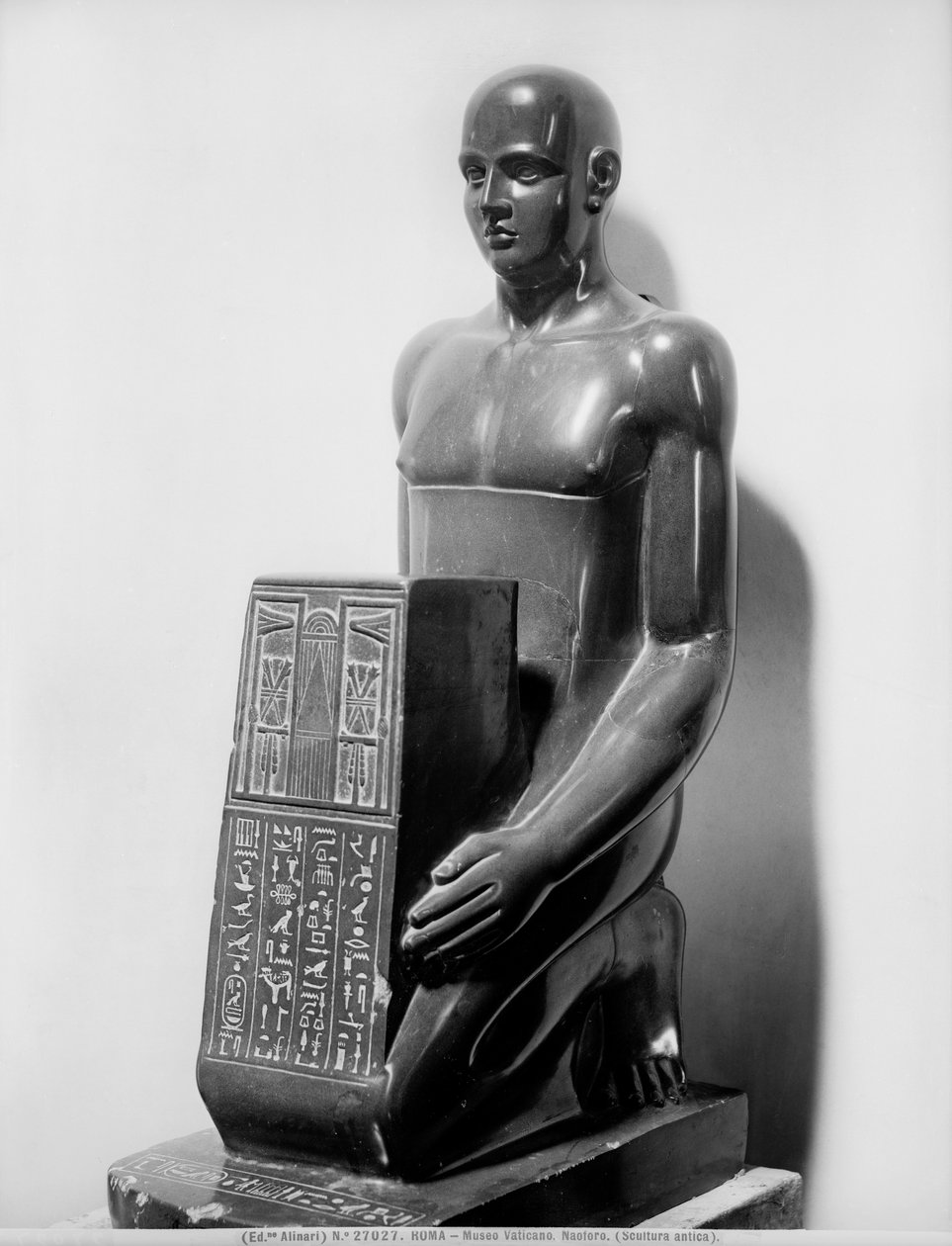 Estátua naoforosa de um homem (basalto) de Egyptian